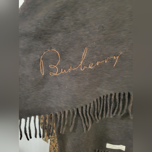 BURBERRY Cashmere Scarf - Picture 7 of 8